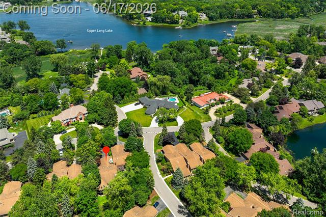 Builiding view fifty two for 3709 Wabeek Lake W, Bloomfield Hills, MI. 48302