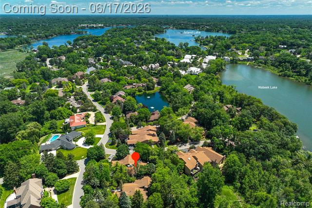 Builiding view fifty for 3709 Wabeek Lake W, Bloomfield Hills, MI. 48302