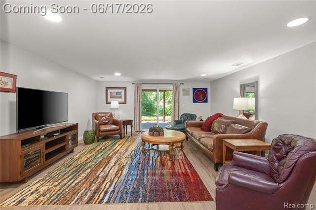 Builiding view thirty one for 3709 Wabeek Lake W, Bloomfield Hills, MI. 48302