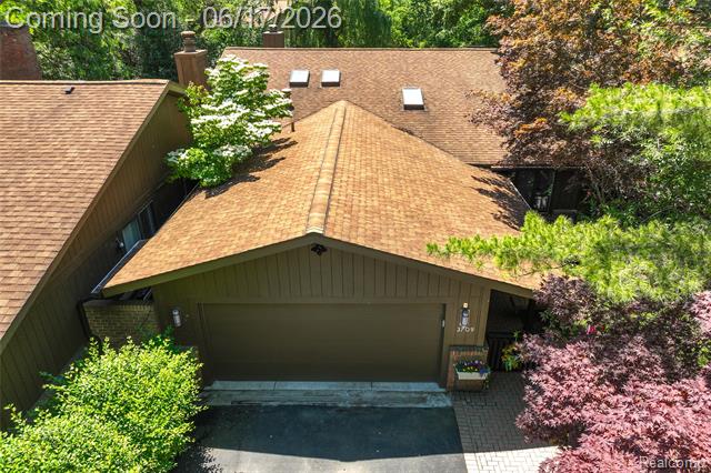 Builiding view two for 3709 Wabeek Lake W, Bloomfield Hills, MI. 48302