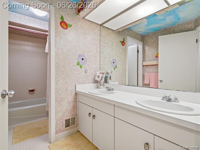 Builiding view thirty one for 4751 Rolling Ridge, West Bloomfield, MI. 48323