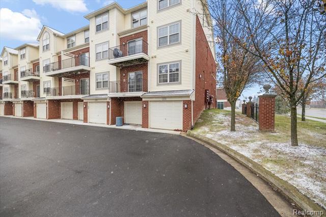 Builiding view six for 3293 Newbury, Troy, MI. 48084