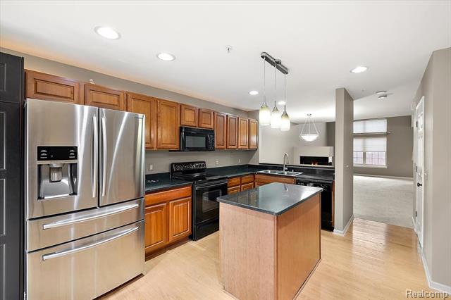 Builiding view sixteen for 3293 Newbury, Troy, MI. 48084