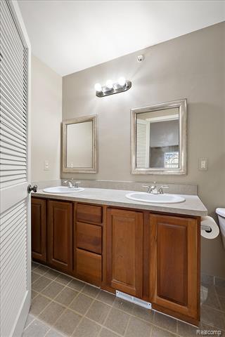 Builiding view thirty for 3293 Newbury, Troy, MI. 48084