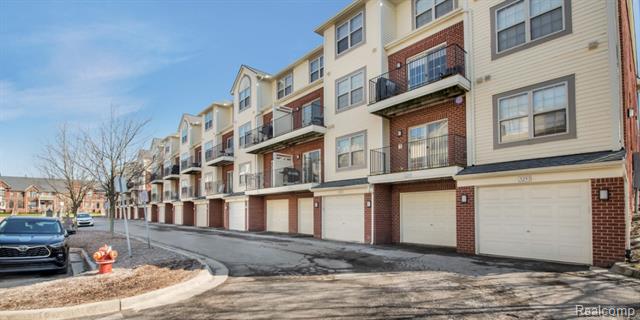 Builiding view eighteen for 3285 Newbury, Troy, MI. 48084