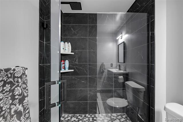 Builiding view sixteen for 3285 Newbury, Troy, MI. 48084