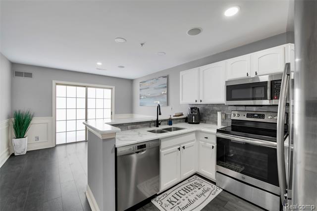 Builiding view two for 3285 Newbury, Troy, MI. 48084