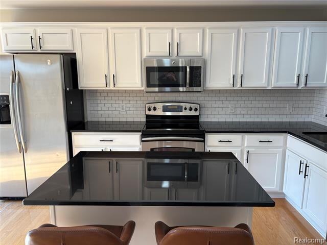 Builiding view fifteen for 3178 Camden, Troy, MI. 48084