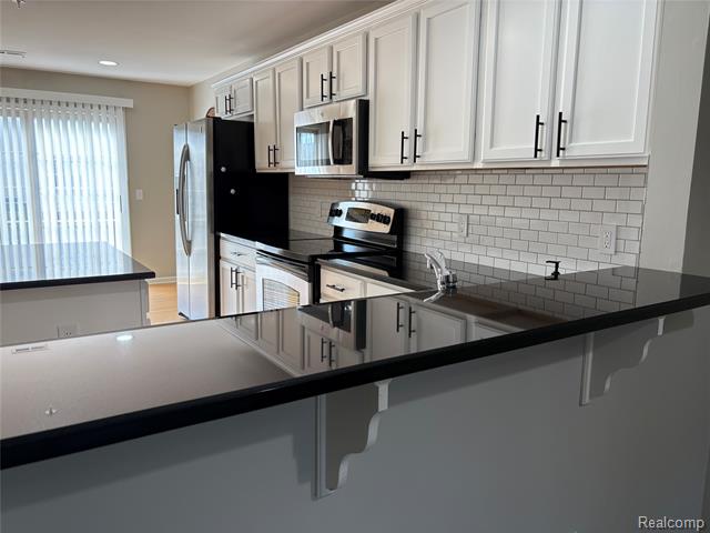 Builiding view seventeen for 3178 Camden, Troy, MI. 48084