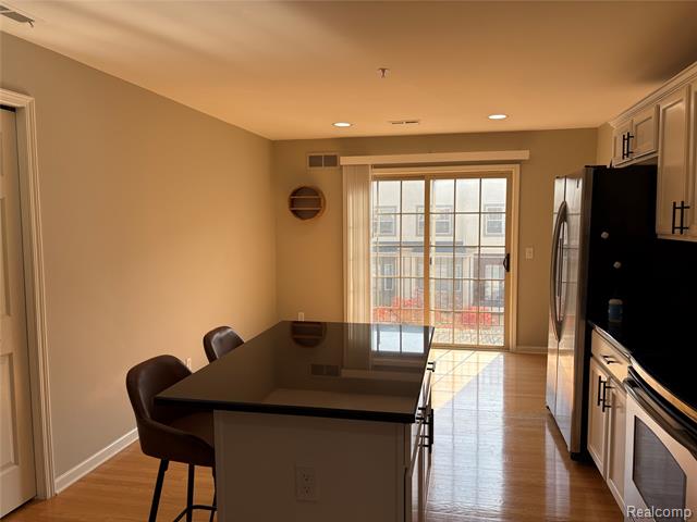 Builiding view sixteen for 3178 Camden, Troy, MI. 48084