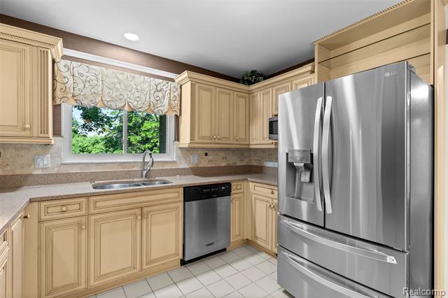 Builiding view thirteen for 6471 Maple Hills, Bloomfield Hills, MI. 48301