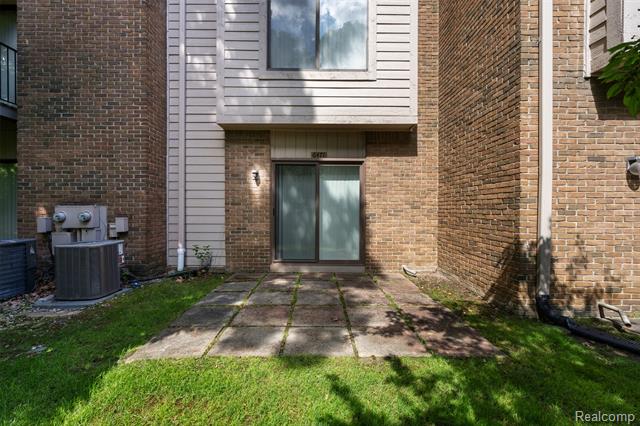 Builiding view thirty five for 6471 Maple Hills, Bloomfield Hills, MI. 48301