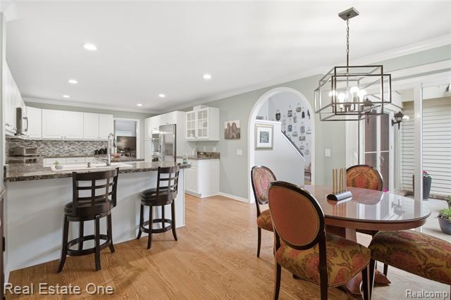 Builiding view eighteen for 6011 Simsbury, West Bloomfield, MI. 48322