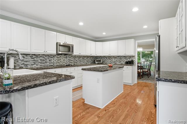 Builiding view fifteen for 6011 Simsbury, West Bloomfield, MI. 48322