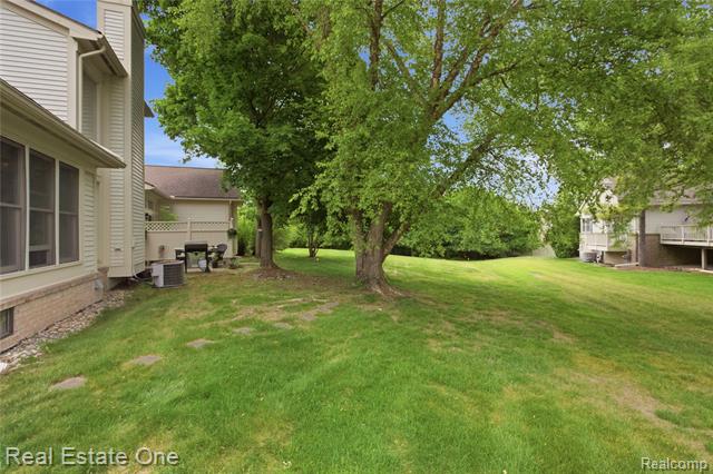 Builiding view thirty eight for 6011 Simsbury, West Bloomfield, MI. 48322