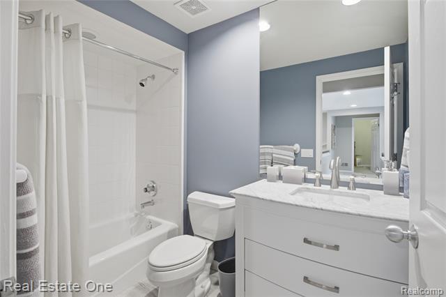 Builiding view thirty two for 6011 Simsbury, West Bloomfield, MI. 48322