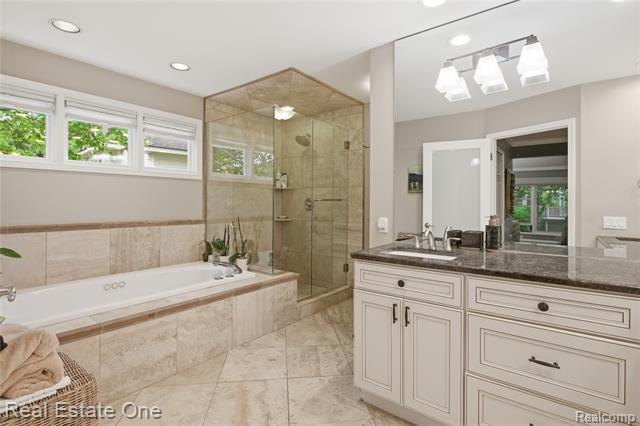 Builiding view twenty eight for 6011 Simsbury, West Bloomfield, MI. 48322