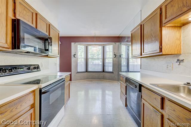 Builiding view ten for 7354 Birkshire, West Bloomfield, MI. 48322