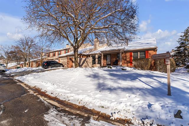 Builiding view forty one for 7156 Sturnbridge, West Bloomfield, MI. 48322