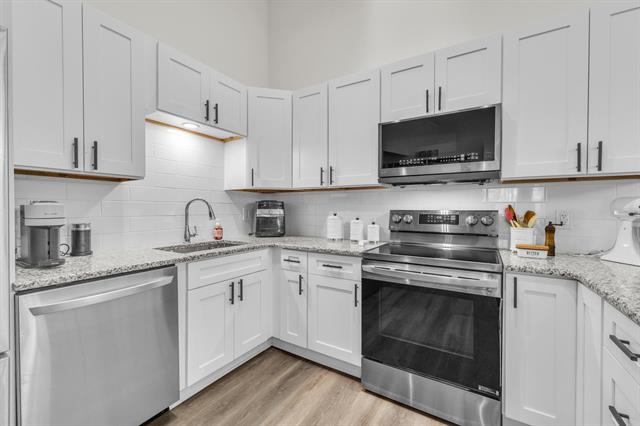 Builiding view seventeen for 7156 Sturnbridge, West Bloomfield, MI. 48322