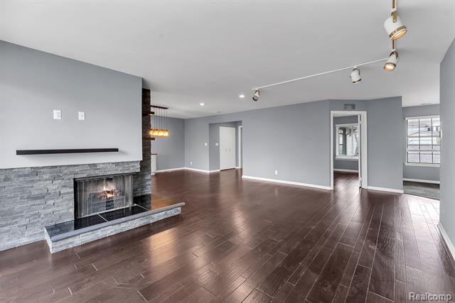 Builiding view fifteen for 7258 Creeks Bend, West Bloomfield, MI. 48322