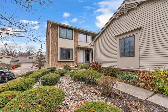 Builiding view five for 7258 Creeks Bend, West Bloomfield, MI. 48322