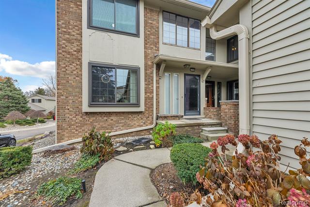 Builiding view four for 7258 Creeks Bend, West Bloomfield, MI. 48322