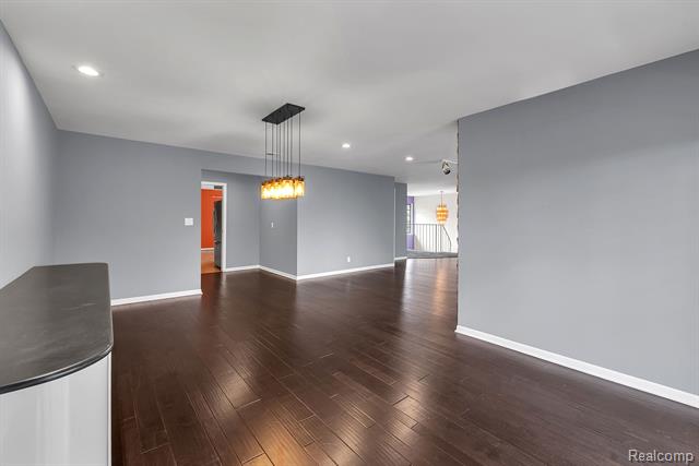 Builiding view nineteen for 7258 Creeks Bend, West Bloomfield, MI. 48322