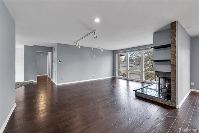 Builiding view seventeen for 7258 Creeks Bend, West Bloomfield, MI. 48322