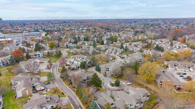 Builiding view thirty seven for 7258 Creeks Bend, West Bloomfield, MI. 48322