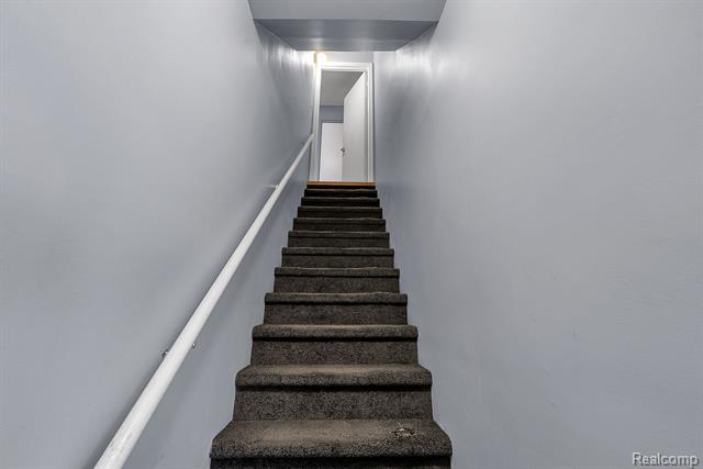 Builiding view thirty three for 7258 Creeks Bend, West Bloomfield, MI. 48322