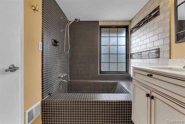 Builiding view thirty for 7258 Creeks Bend, West Bloomfield, MI. 48322