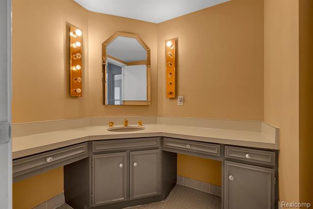 Builiding view twenty five for 7258 Creeks Bend, West Bloomfield, MI. 48322