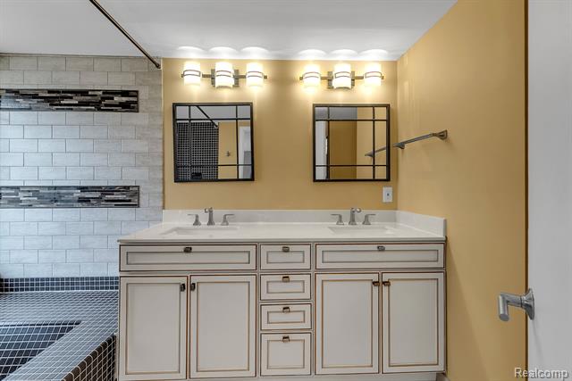 Builiding view twenty nine for 7258 Creeks Bend, West Bloomfield, MI. 48322