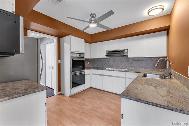 Builiding view twenty one for 7258 Creeks Bend, West Bloomfield, MI. 48322