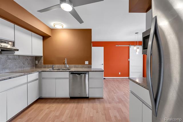 Builiding view twenty three for 7258 Creeks Bend, West Bloomfield, MI. 48322