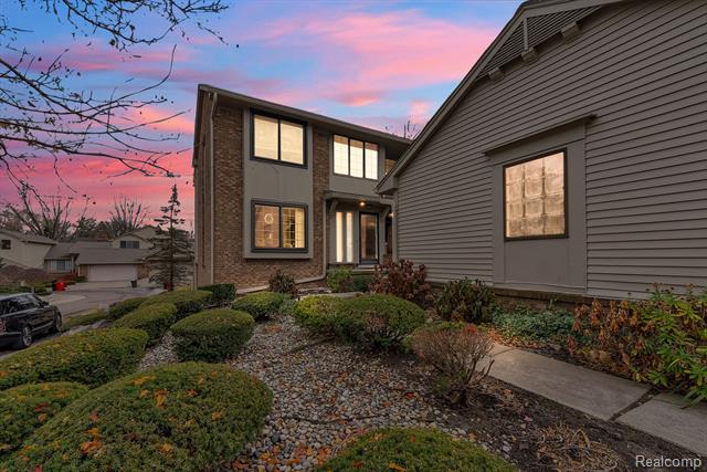 Builiding view two for 7258 Creeks Bend, West Bloomfield, MI. 48322