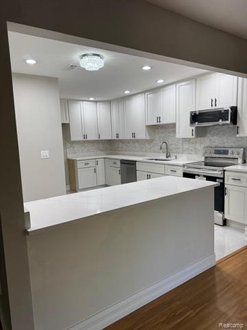 Builiding view eighteen for 7490 Brynmawr, West Bloomfield, MI. 48322