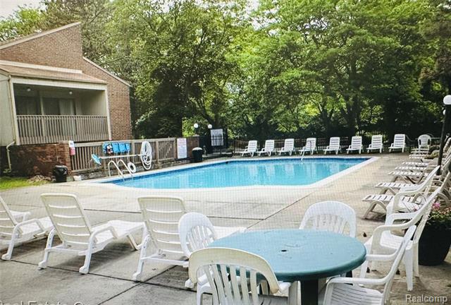 Builiding view forty seven for 7490 Brynmawr, West Bloomfield, MI. 48322