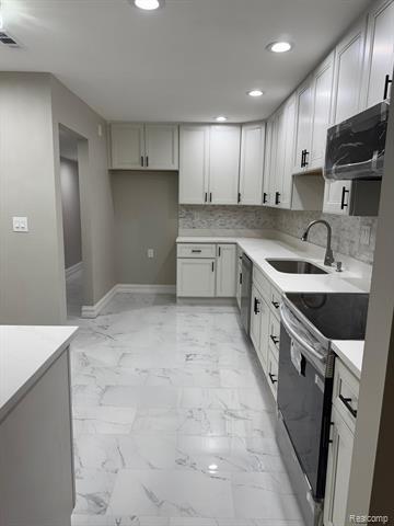 Builiding view nineteen for 7490 Brynmawr, West Bloomfield, MI. 48322