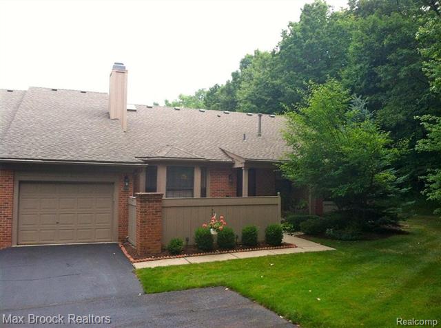 front view for 7060 Green Farm Rd, West Bloomfield, Mi. 48322