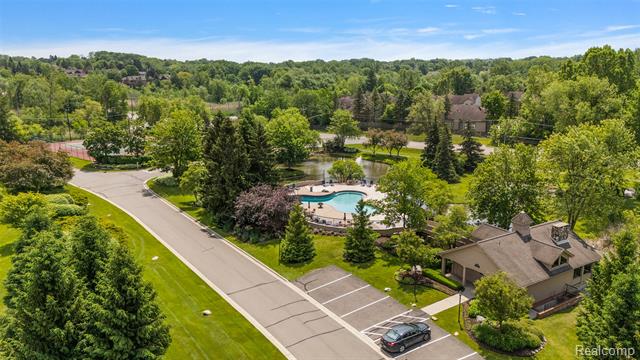 Builiding view thirty for 7296 Green Farm, West Bloomfield, MI. 48322