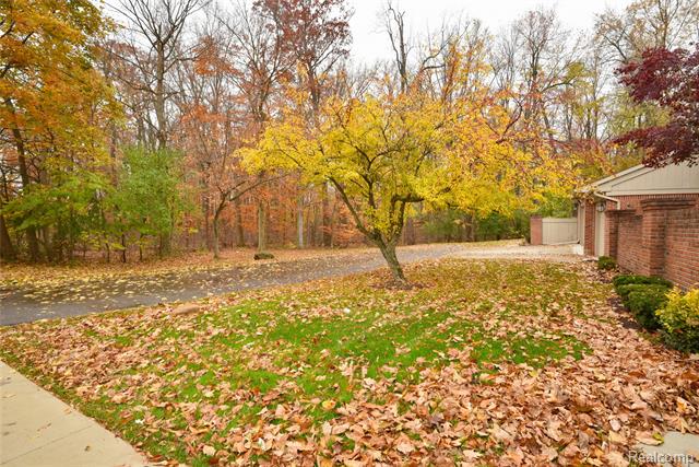 Builiding view twenty five for 7296 Green Farm, West Bloomfield, MI. 48322