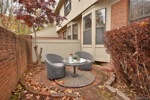 Builiding view twenty four for 7296 Green Farm, West Bloomfield, MI. 48322