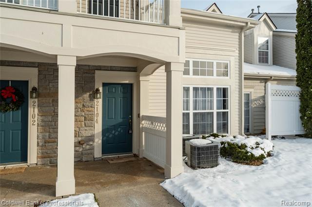 Builiding view two for 2104 Trailway, Walled Lake, MI. 48390