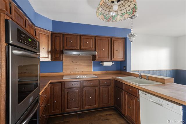 Builiding view eleven for 6906 Pebblecreek Woods, West Bloomfield, MI. 48322