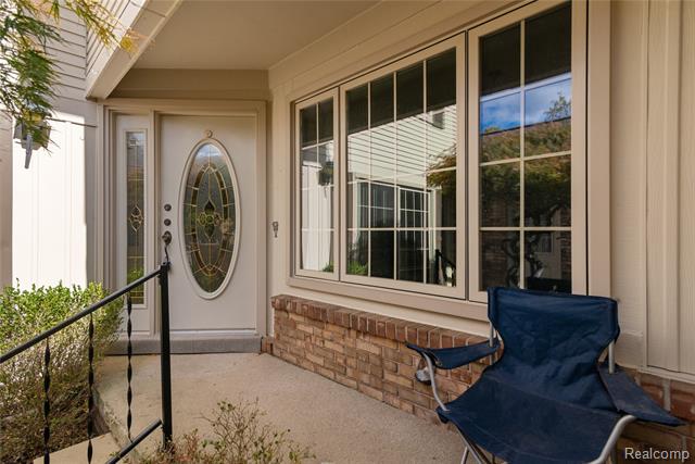 Builiding view forty one for 6906 Pebblecreek Woods, West Bloomfield, MI. 48322