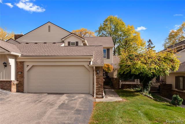 Builiding view forty two for 6906 Pebblecreek Woods, West Bloomfield, MI. 48322