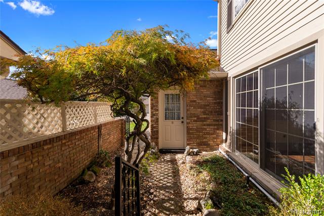 Builiding view forty for 6906 Pebblecreek Woods, West Bloomfield, MI. 48322