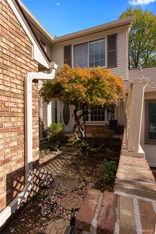 Builiding view one for 6906 Pebblecreek Woods, West Bloomfield, MI. 48322